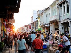 Lardyai Market