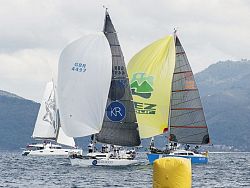Getting ready to drop spinnaker & round a mark