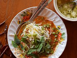 Kanom jeen with fish curry