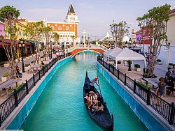 The Venezia: an attraction destination with themed shopping Venice style