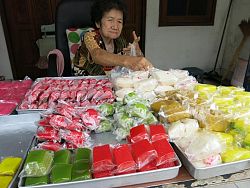 Local handmade sweets make for a sweet, sticky treat for breakfast. 
Wrapped in a banana leaf, khao niao ping is sticky rice often times 
smothered with coconut milk and stuffed with bananas or taro. These Thai
 sweet breakfasts are usually washed down with coffee or tea