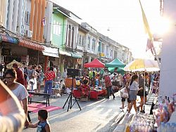 Lardyai Market
