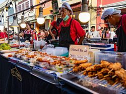 Sunday Walking Street (Talad Yai)