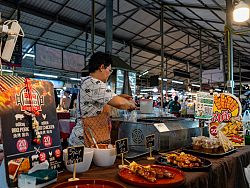 Naka Weekend Market (Talad Tai Rod)