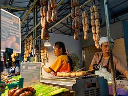Naka Weekend Market (Talad Tai Rod)