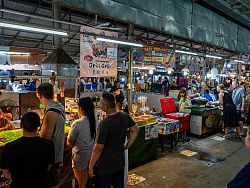 Naka Weekend Market (Talad Tai Rod)