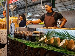 Naka Weekend Market (Talad Tai Rod)