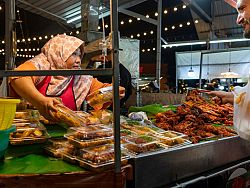 Naka Weekend Market (Talad Tai Rod)