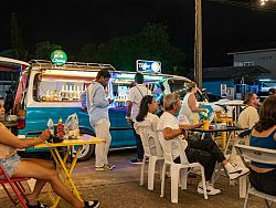 Naka Weekend Market (Talad Tai Rod)
