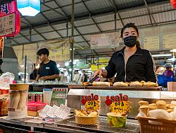 Naka Weekend Market (Talad Tai Rod)