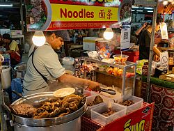 Naka Weekend Market (Talad Tai Rod)