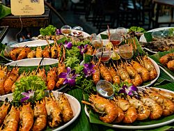 Naka Weekend Market (Talad Tai Rod)