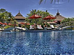 Relaxing at the Mangosteen\'s pool