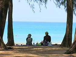 Shaded
by trees, Nai Yang Beach is a great place to gather with friends and relax