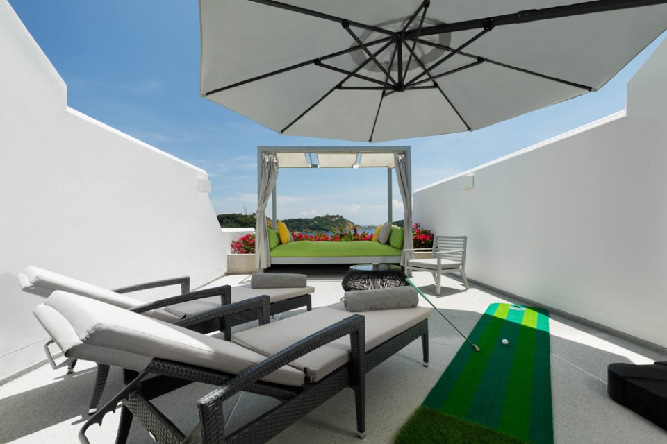 The outdoor terrace. Space for a generous number of friends – and a putting green