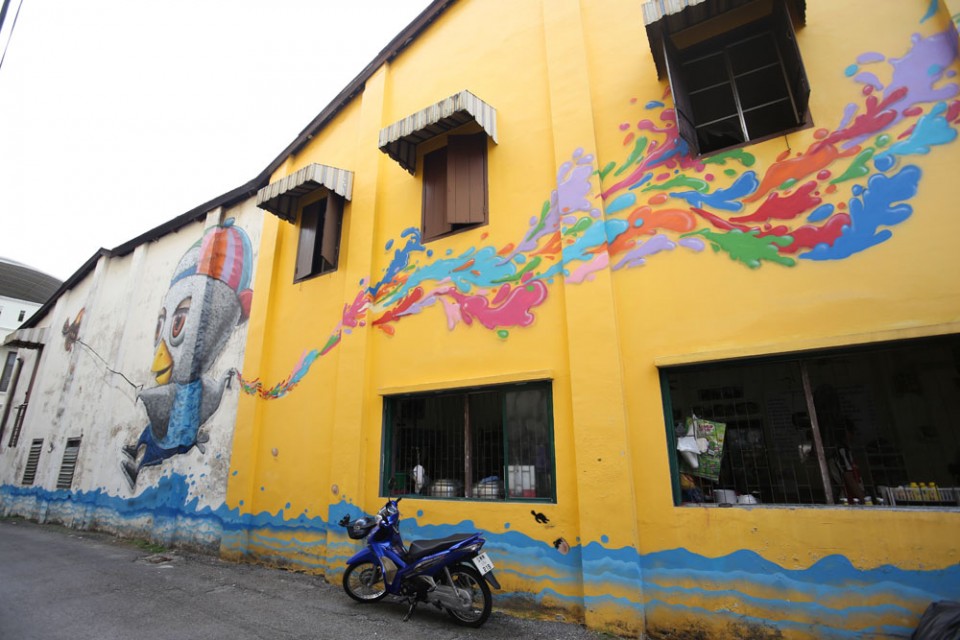 Painted by Mue Bon, this colourful bird adorns the side of a local restaurant on Phang Nga Road