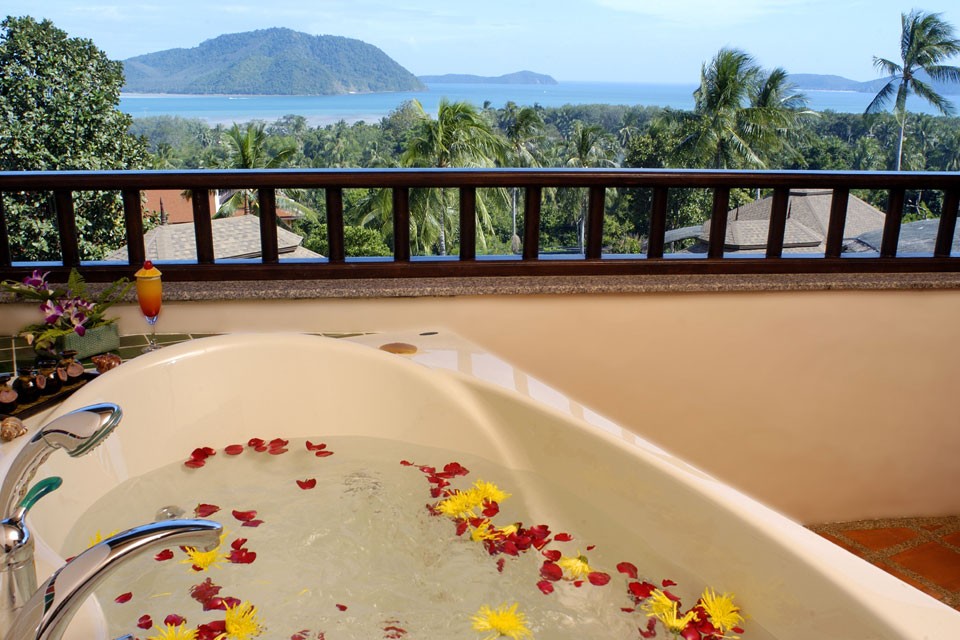 Enjoy a jacuzzi with a view to Chalong Bay