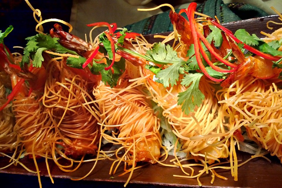 Gung Sarong, prawns wrapped in vermicelli and deep fried