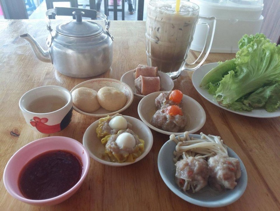 A wide variety of tasty dishes are on offer for breakfast in Phuket. Popular choices include the Chinese-influenced dim sum as well as kanom jeen