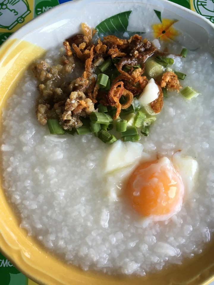 Rice porridge and mee sua soup are typical breakfast dishes in Phuket. Both are tasty and filling as well as exremely affordable