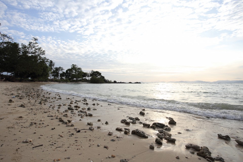 The white sand beaches of Koh Yao Yai, often deserted, are worth dipping into.