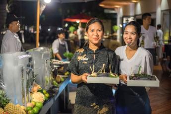 The
Pavilions Phuket team showcasing Kiwi delicacies, pan roasted
scallops topped with NZ sea lettuce salad and kina lime espuma