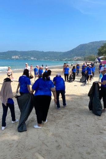 Jungceylon volunteers to clean the beach after Loy Krathong Festival