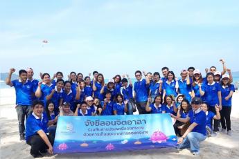 Jungceylon volunteers to clean the beach after Loy Krathong Festival