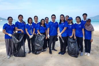 Jungceylon volunteers to clean the beach after Loy Krathong Festival